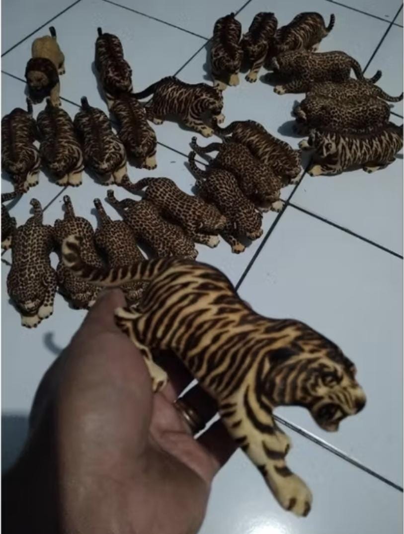 Wooden Tiger & Leopard Figurines — Hand-Carved Pyrography | Animal Sculpture 14–17cm | Wildlife Desk Decor Gift