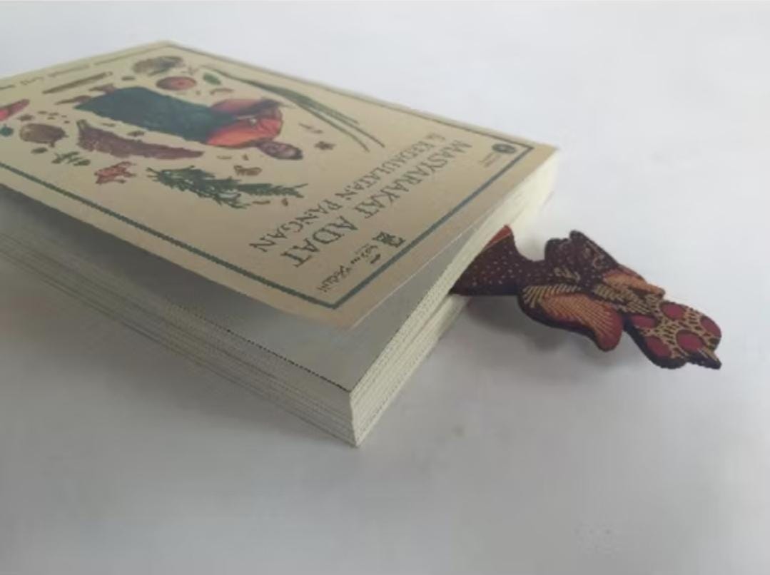 Handmade Wooden Wayang Batik Bookmark, Cultural Ethnic Gift, Boho Reading Accessory, Unique Stationery Bundle