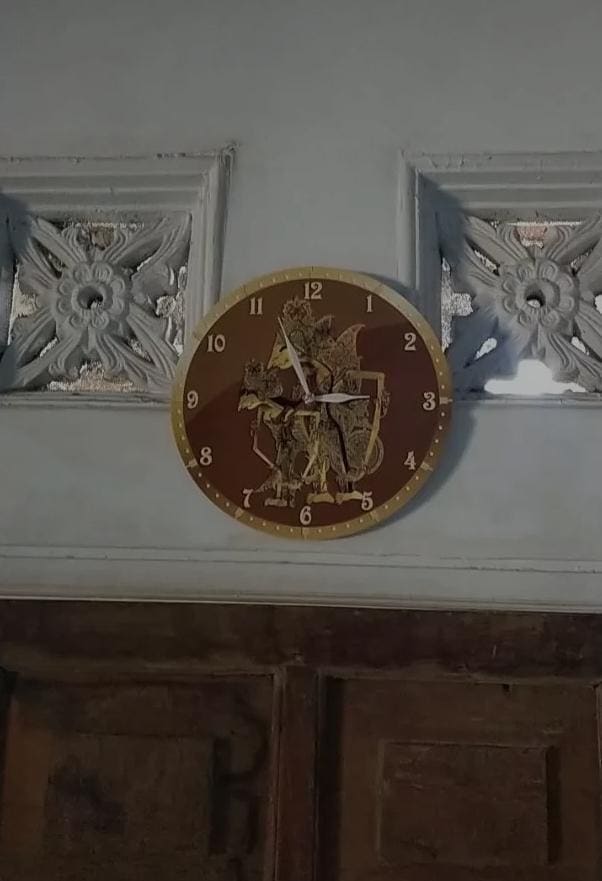 Gold Round Wall Clock 12 inch – Silent Quartz | Indonesian Wayang Art, Living Room Decor