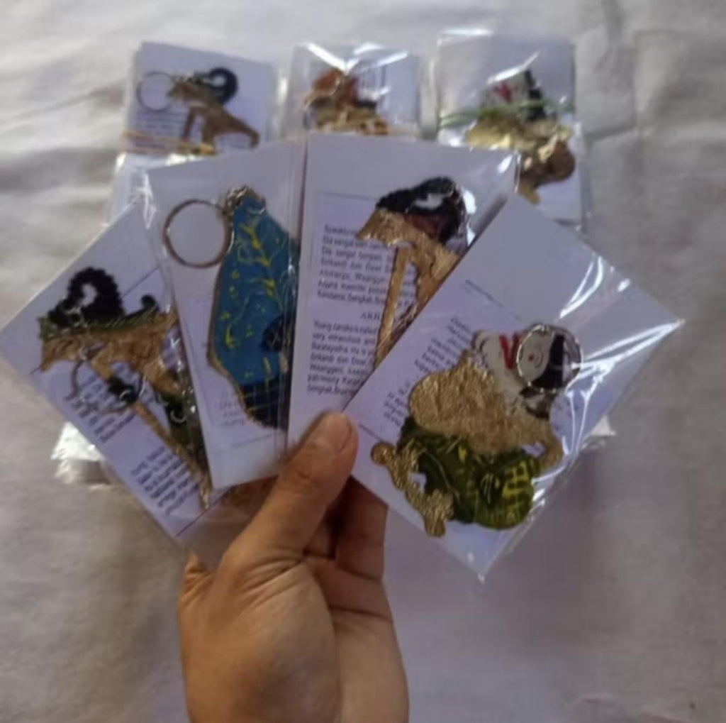 Handmade Indonesian Keychain Set – 2 Angklung & 2 Wayang Puppets – Cultural Souvenir Gift Set – UNESCO Heritage