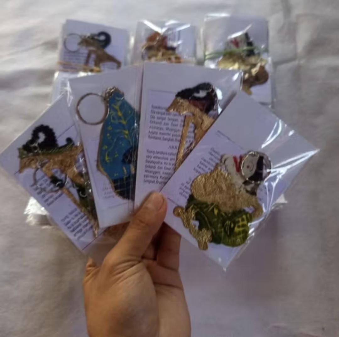 Handmade Indonesian Keychain Set – 2 Angklung & 2 Wayang Puppets – Cultural Souvenir Gift Set – UNESCO Heritage